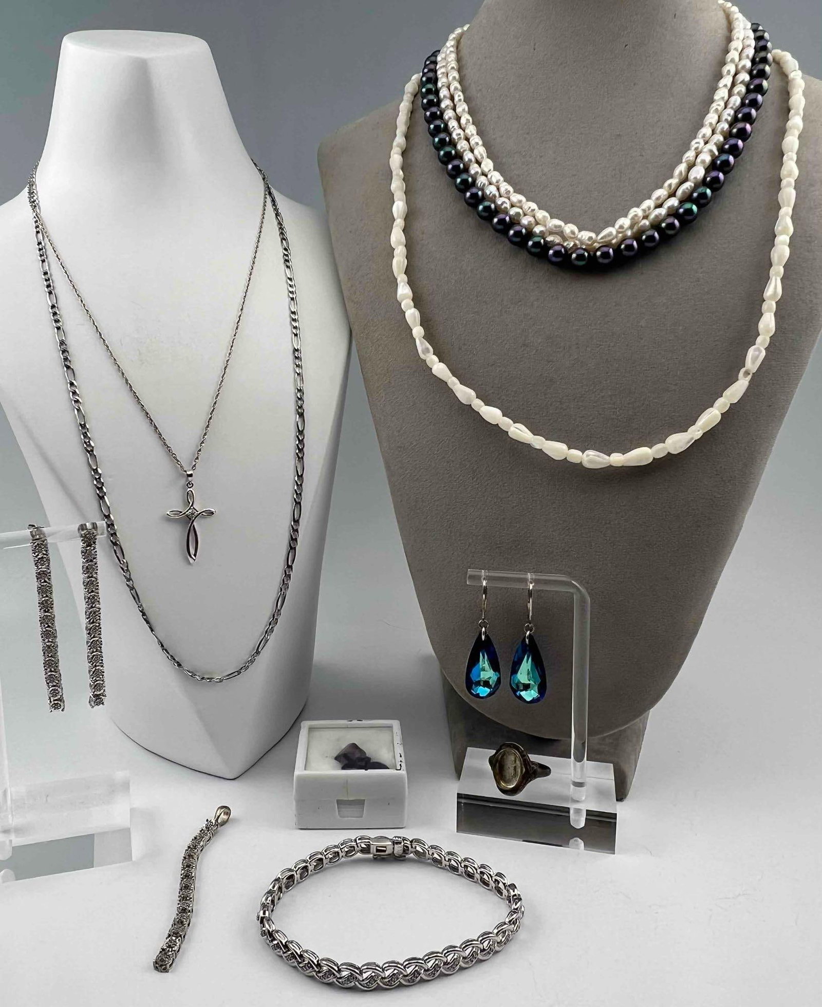 Sterling Silver Jewelry, Pearls & Unset Amethyst Stones: Sterling Silver Jewelry, Pearls & Unset Amethyst Stones. Silver pieces 45.4g, marked or test as sterling. Length of mother of pearl bead strand approximately 24.0in. Largest amethyst approximately 11.