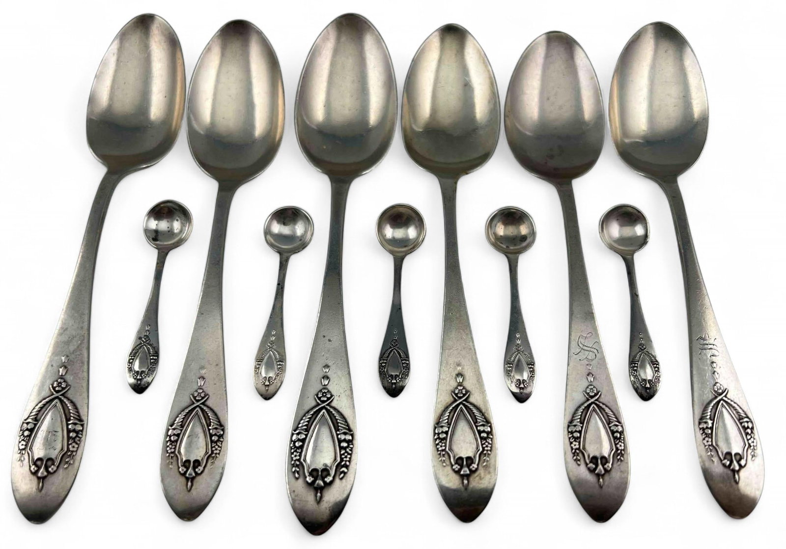 Sterling Silver Teaspoon & Salt Spoons: Sterling Silver Teaspoon & Salt Spoons, 143.6g. Marked "Sterling." Teaspoons approximately 5.625L x 1.25W in. Salt spoons approximately 2.125L x 0.5W in. ALL CREDIT CARDS WILL BE MANUALLY VERIFIED PRI