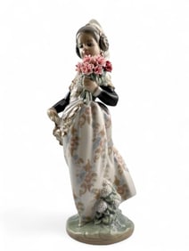 Valencia Girl With Flowers, Lladro Porcelain Figure No. 1304