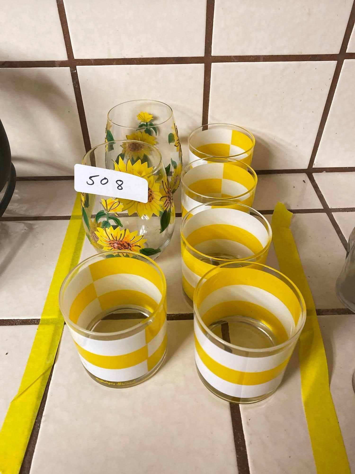 Georges Briard Vintage Yellow & White Low Ball Glasses & Pair Of Sunflower Wine Glasses: Georges Briard Vintage Yellow & White Low Ball Glasses & Pair Of Sunflower Wine Glasses.