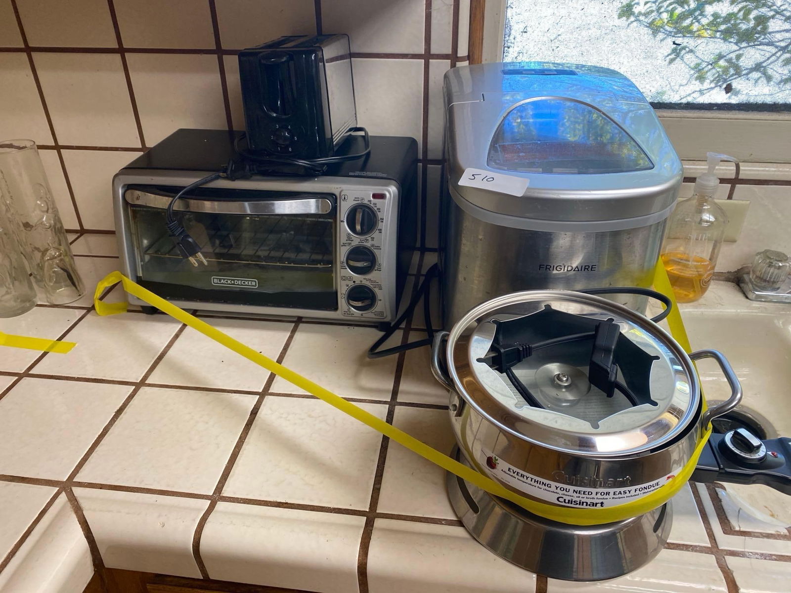 Black+Decker Toaster Oven, Lumme Toaster, Frigidaire Ice Machine And Cuisinart Fondue Pot (1 of 10)