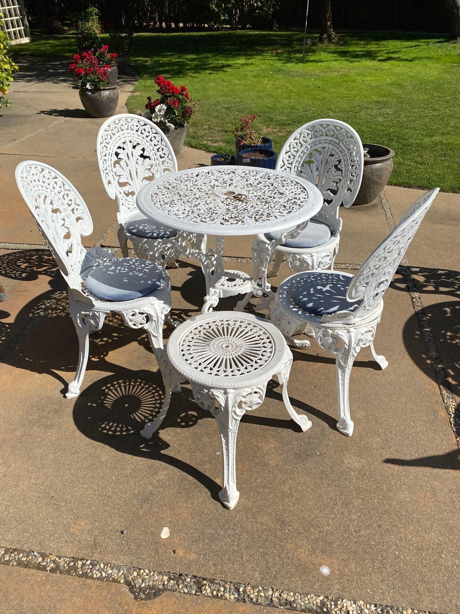 Five piece metal outdoor patio set. (1 of 3)