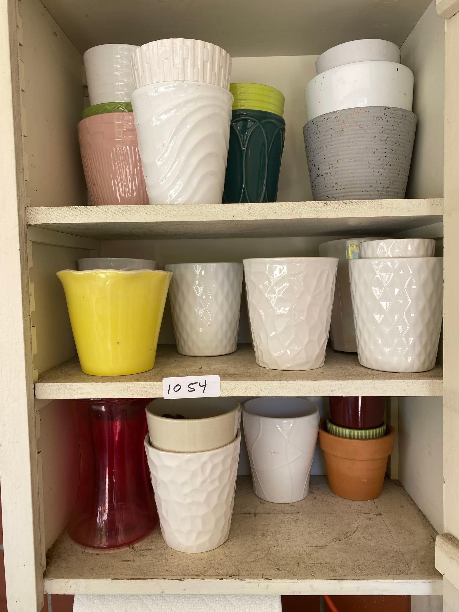 Lot Of Planter Pots: Lot of planter pots.