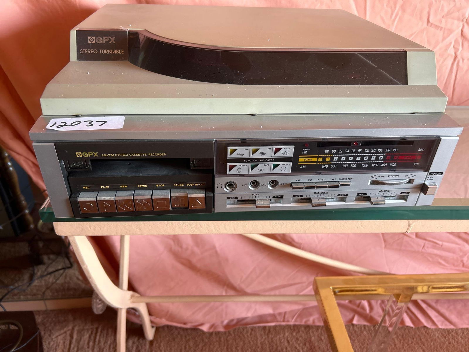 Gpx Stereo Turntable With Speakers (1 of 2)