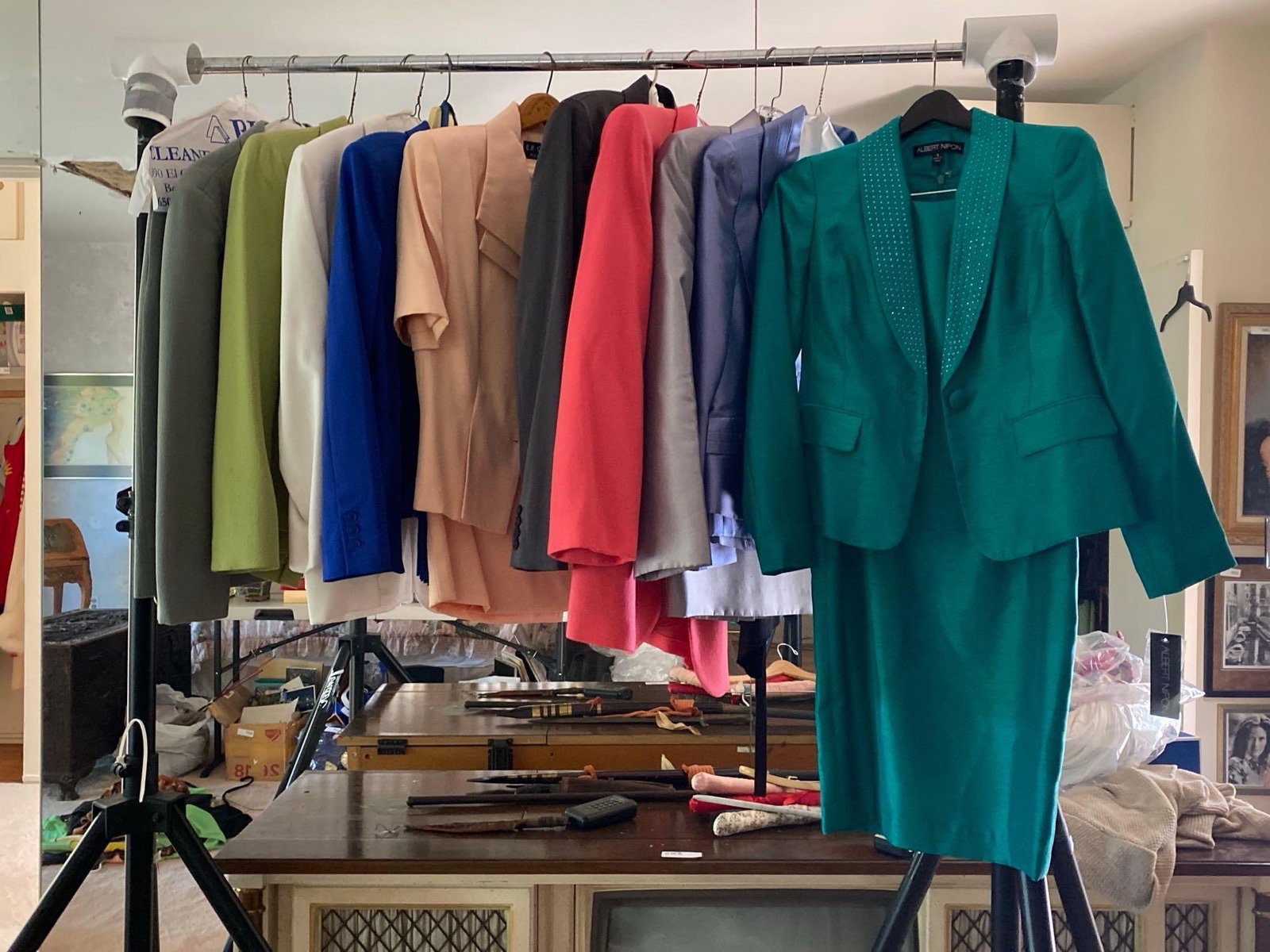 Ladies Suits And Blazers, Approximate Sizes 6-12: Ladies suits and blazers, approximate sizes 6-12.