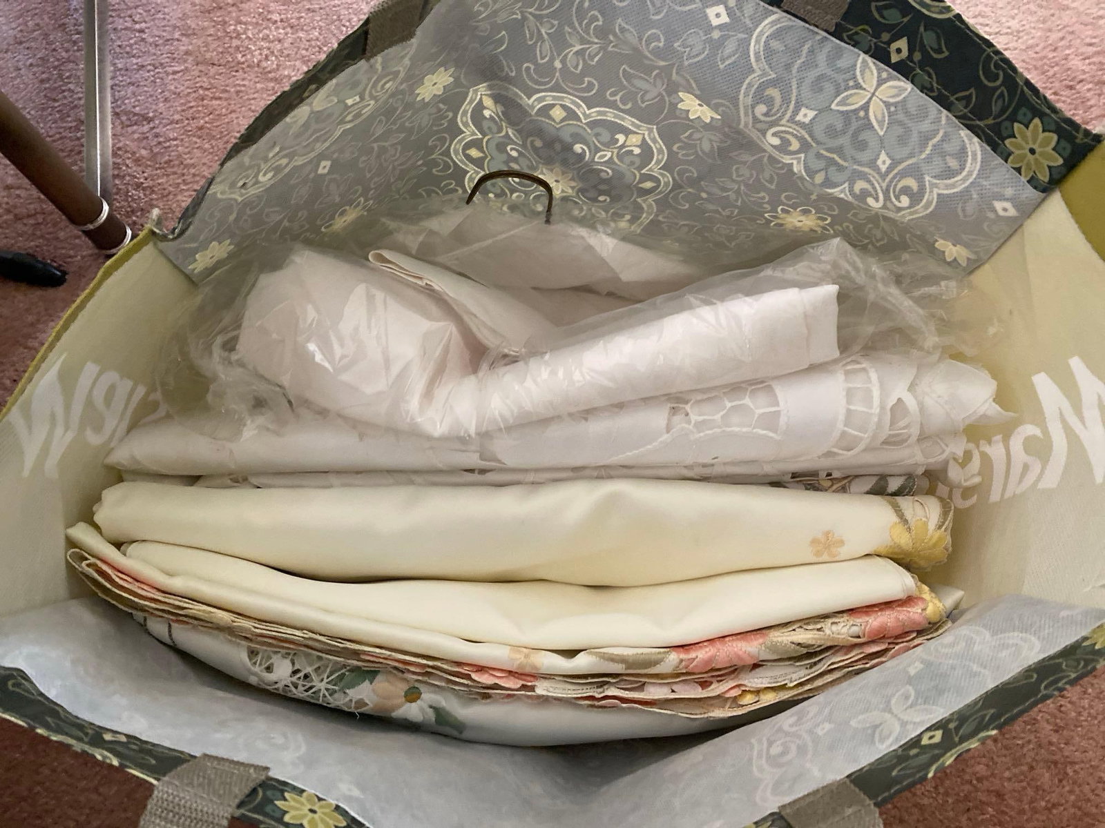 Lot Of Tablecloths & Linens: Lot of tablecloths & linens