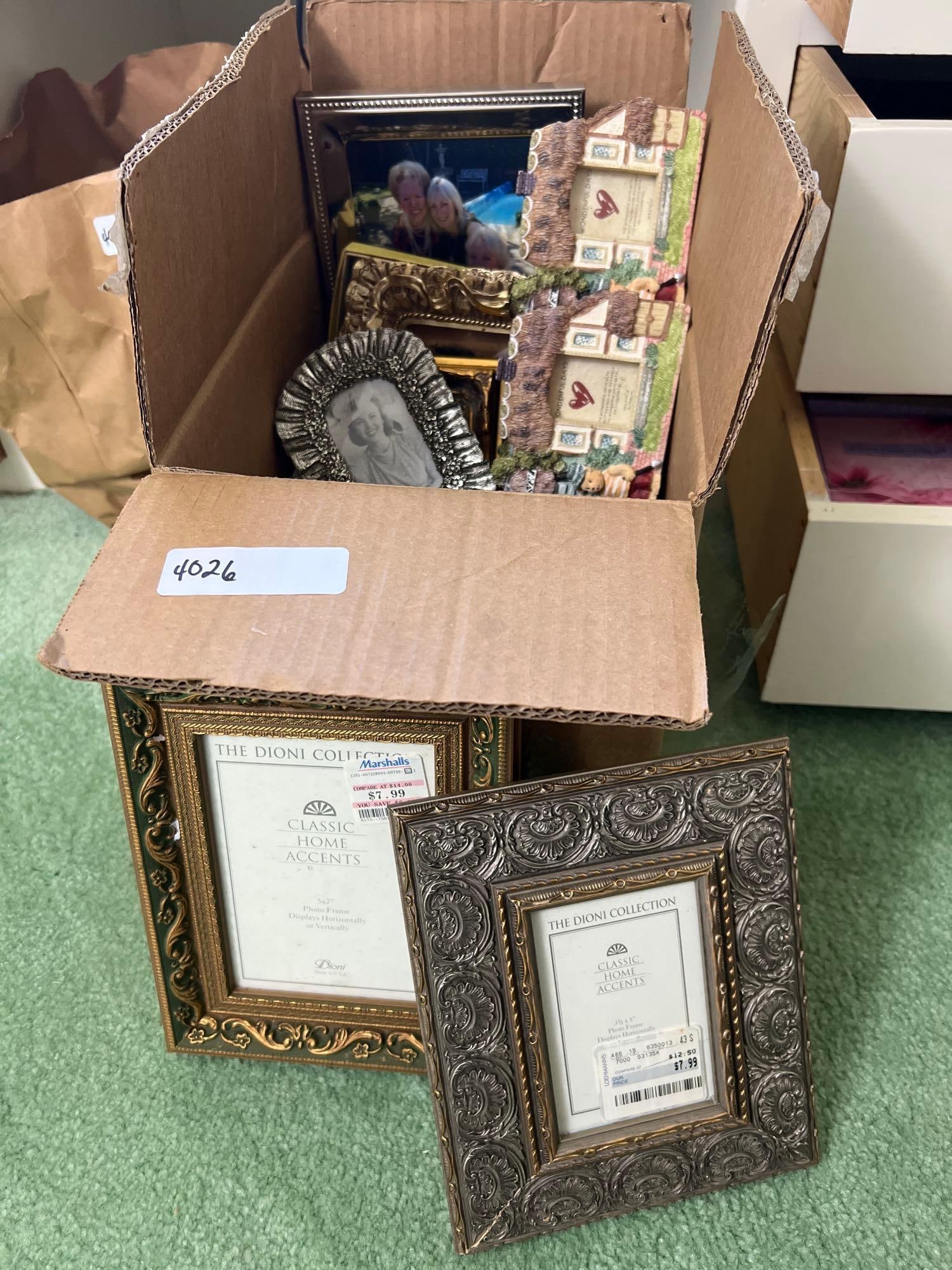 Lot Of Decorative Picture Frames: Lot of decorative picture frames.