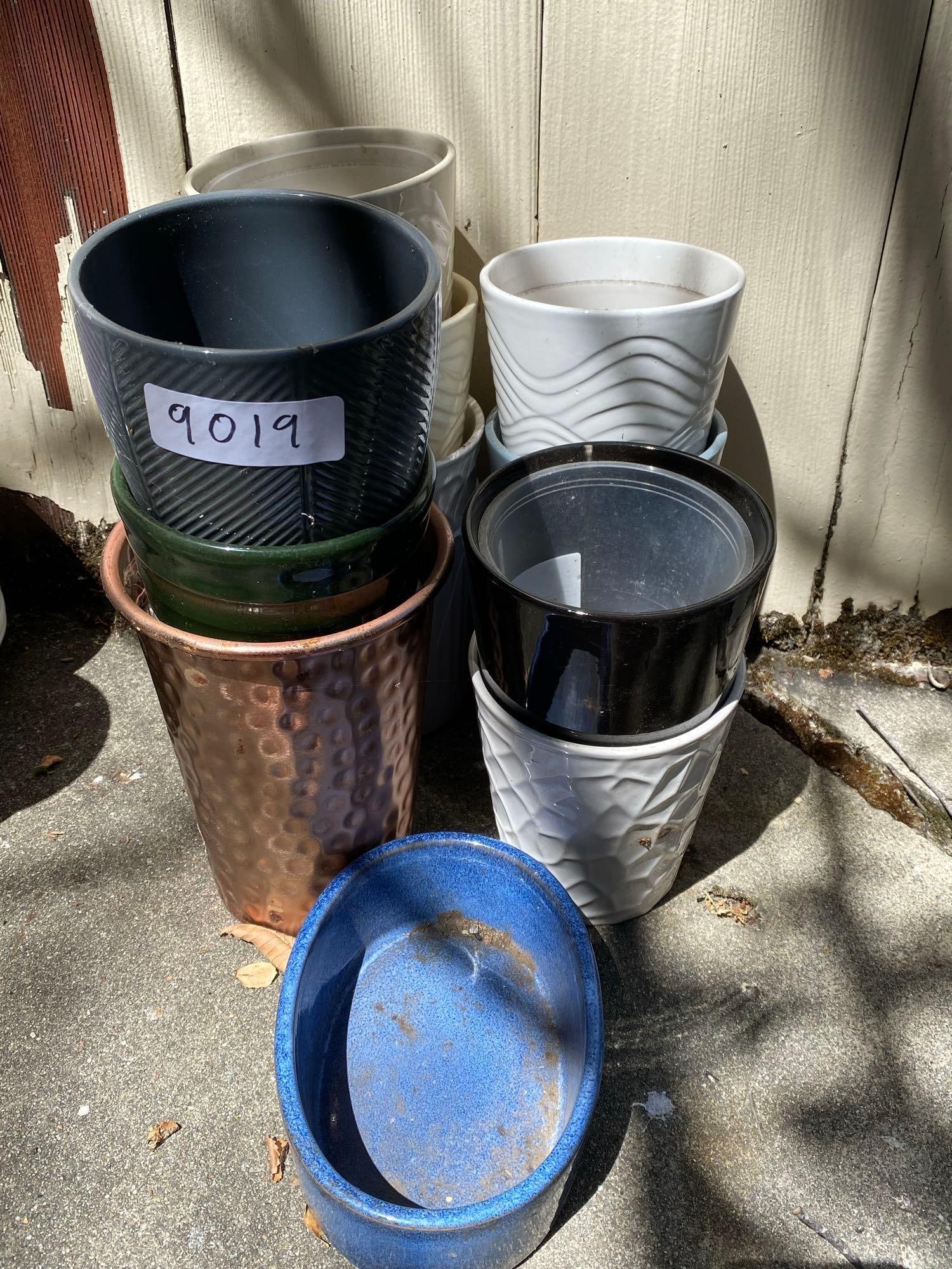 14 Ceramic Pots: 14 Ceramic Pots.