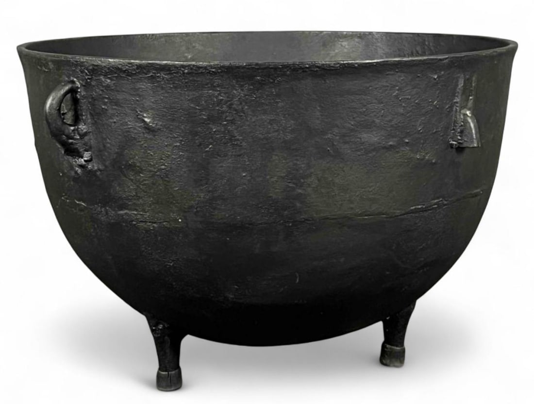 Large Cast Iron Cauldron (1 of 8)