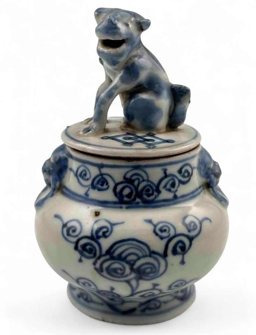 Purporting Qianlong (1736-1795) Blue & White Porcelain Lidded Jar With Foo Dog Decoration: Purporting Qianlong (1736-1795) Blue & White Porcelain Lidded Jar With Foo Dog Decoration.