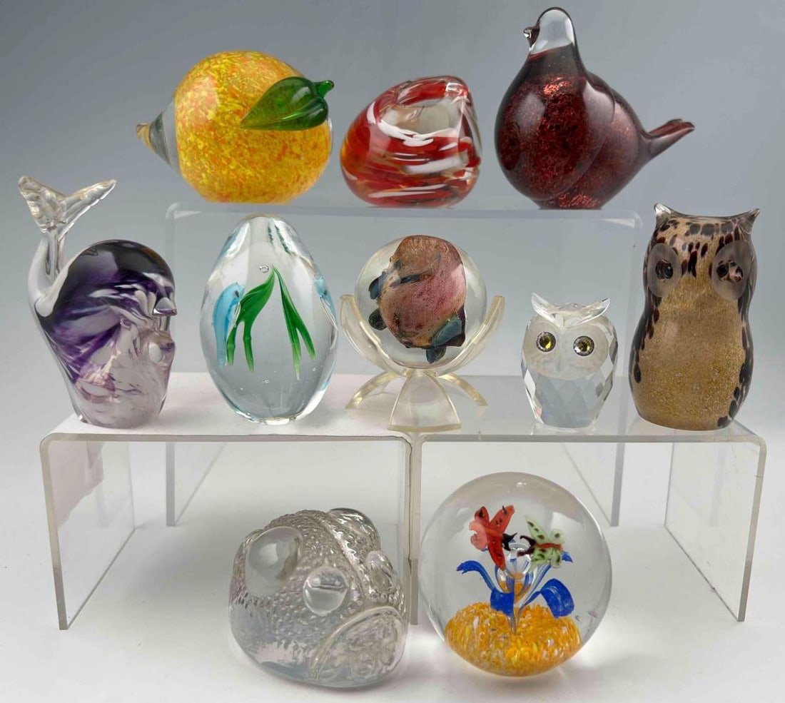 Grouping Of Art Glass Paperweights Including Swarovski: Grouping Of Art Glass Paperweights Including Swarovski. Largest Approximately 4.50L x 2.0W x 3.25H in. Smallest approximately 1.875H x 1.375W in. ALL CREDIT CARDS WILL BE MANUALLY VERIFIED PRIOR TO SH