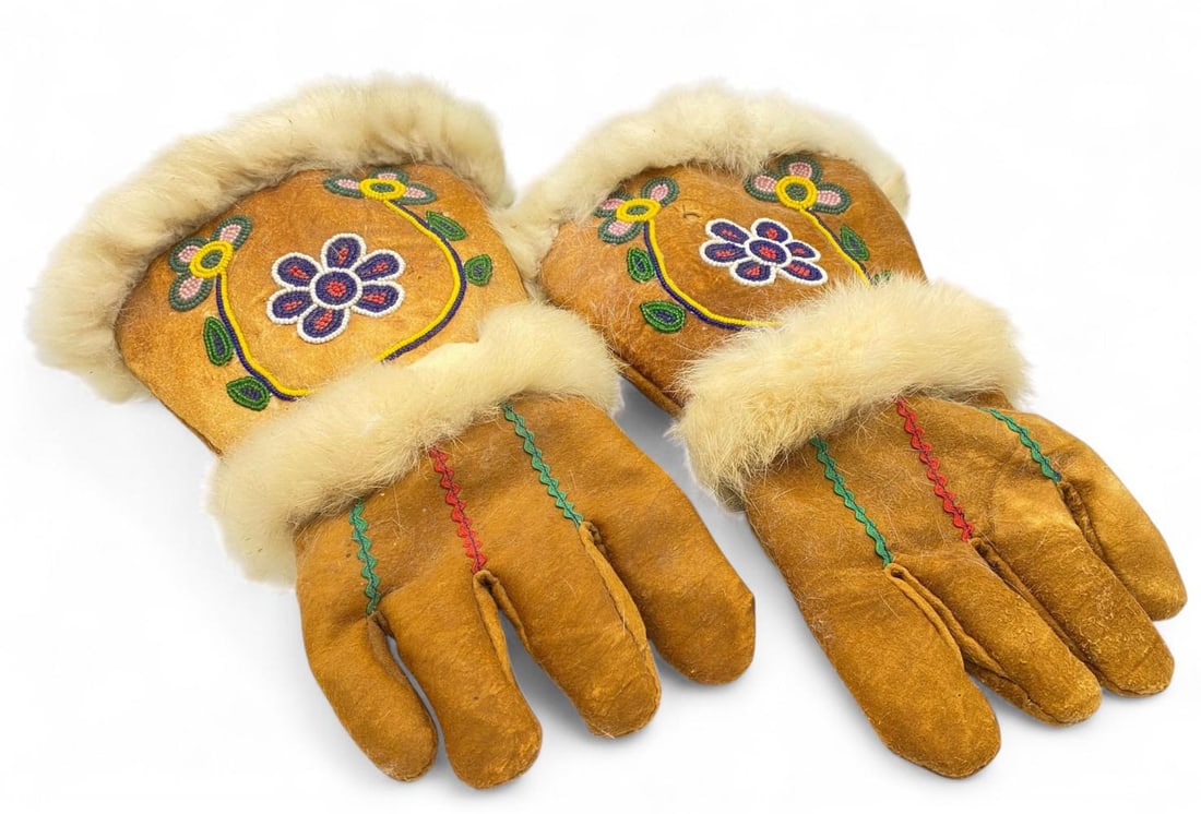 Native American Cree Mid 1930's Beaded Gauntlets (1 of 20)