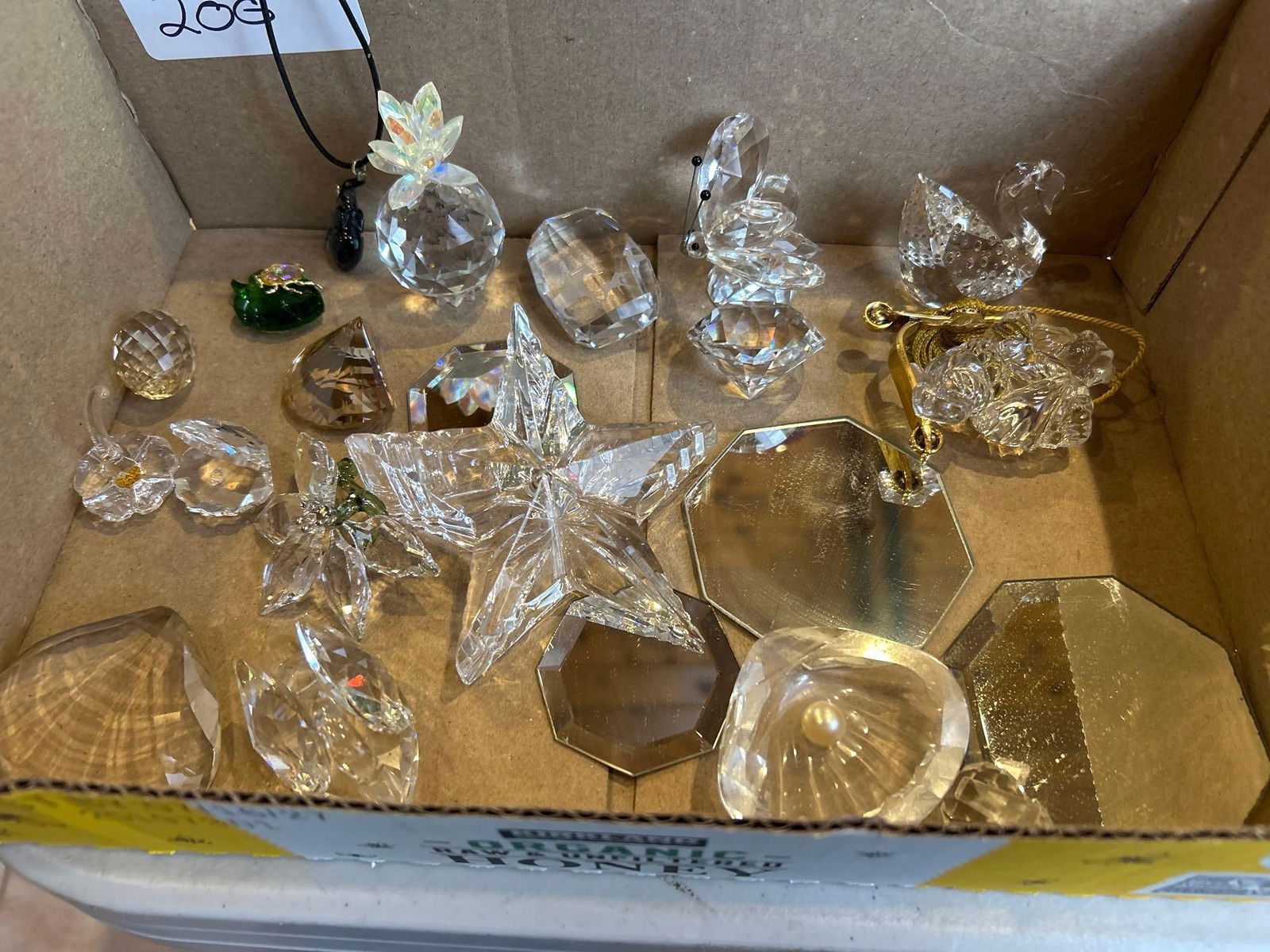 Grouping Of Swarovski And Other Crystal Items: Grouping of Swarovski and other Crystal items.