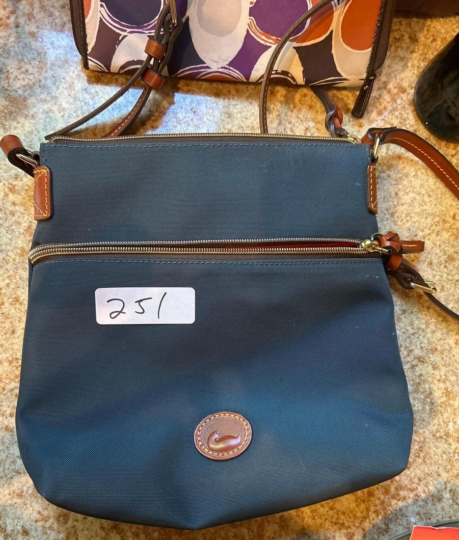 Dooney & Bourke Crossbody Purse: Dooney & Bourke crossbody purse.