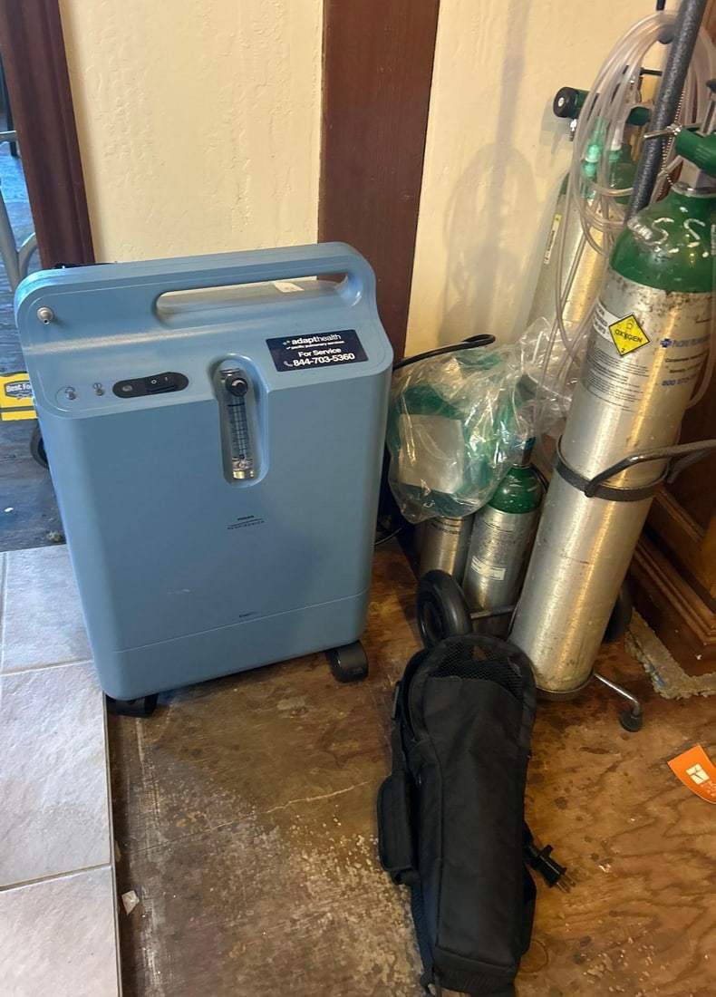 Phillips Respironics Ever Flo Oxygen Concentrator And Other Oxygen Tanks (1 of 2)