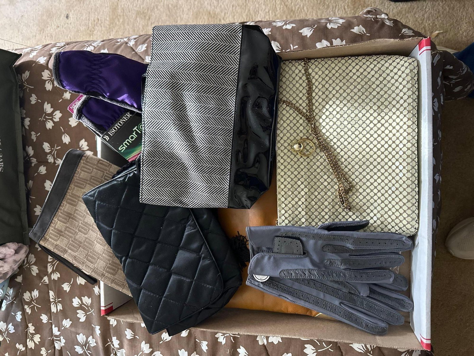 Lot Of Purses & Ladies Accessories: Lot of purses & ladies accessories.