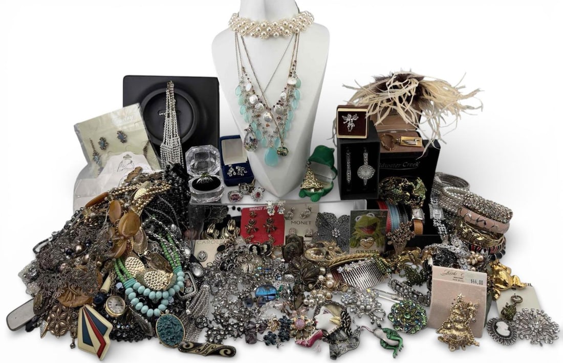 Large Lot Of Costume Jewelry, Many Frog Themed Pieces (1 of 16)