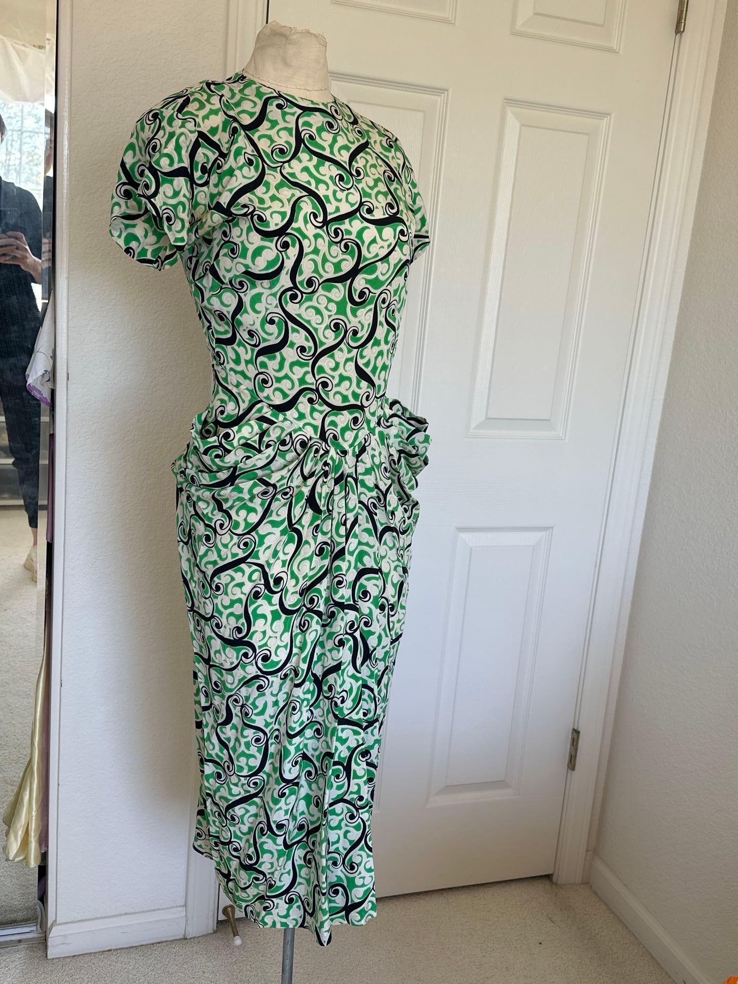 Vintage 1940s Green Patterned Silk Dress Approximate Size Small: Vintage 1940s green patterned silk dress approximate size small.