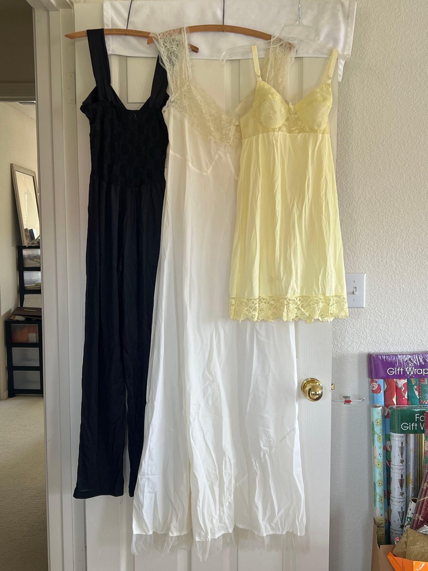 Ladies' Vintage Clothing & Lingerie (1 of 7)