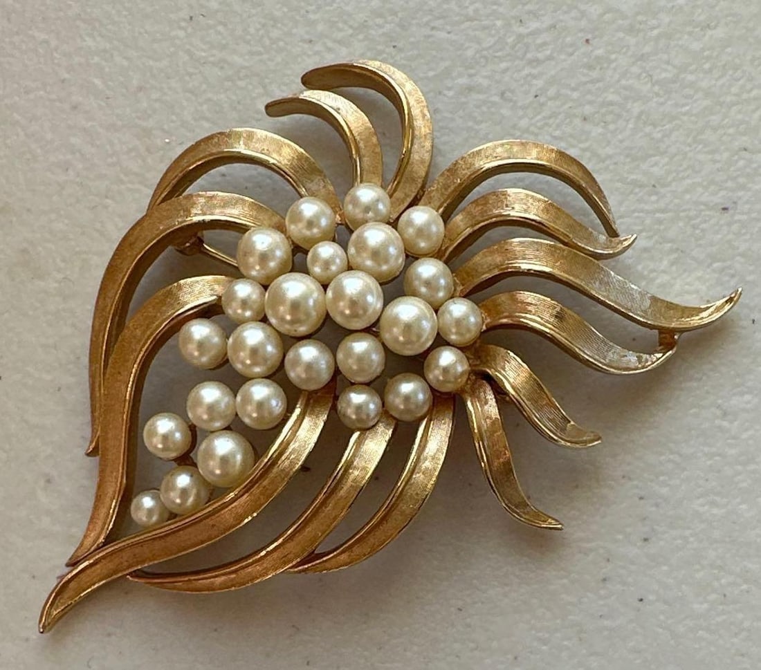 Large Trifari Gold Tone Brooch: Large Trifari gold tone brooch.