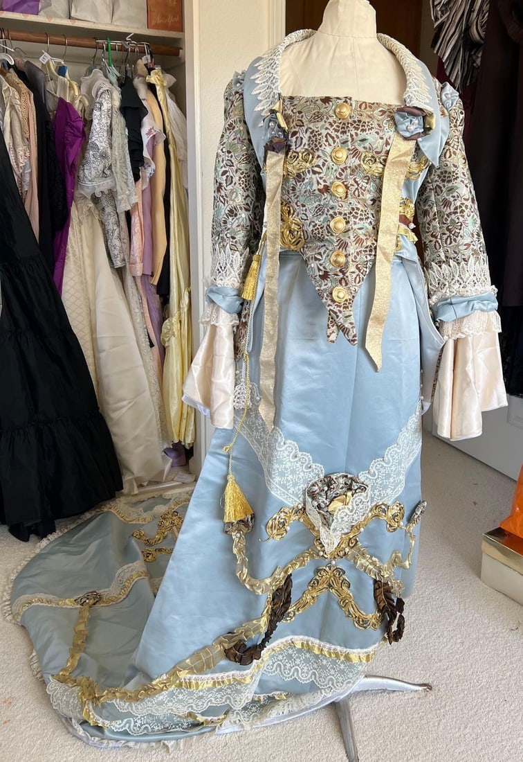 Two Piece Victorian Style Costume: Two piece Victorian style costume. Approximate size large.