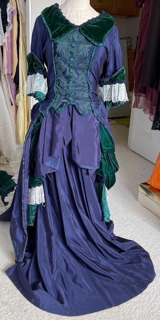 Four Piece Velvet, Brocade & Lace Victorian Style Costume: Four piece velvet, brocade & lace Victorian style costume. approximate size medium
