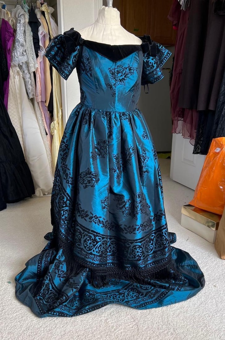Victorian Style Costume Dress: Victorian style costume dress. Recollections, size medium. unworn with tags