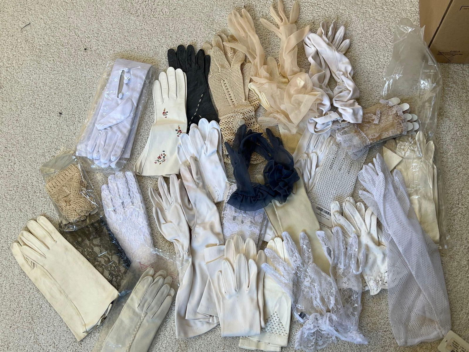 Lot Of Lady's Gloves, Including Many Vintage Sets (1 of 6)