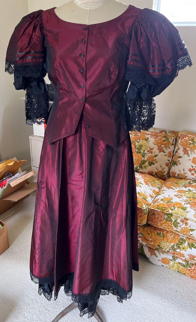 Red & Black Victorian Style Costume: Red & black Victorian style costume. Marked size small.