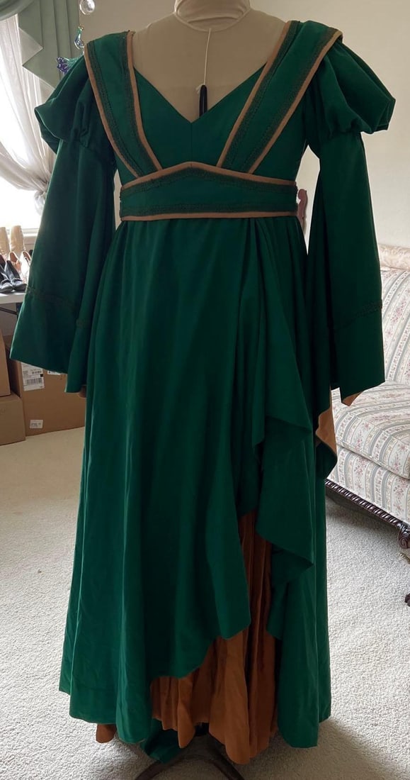 Tudor Style Historical Reenactment Costume Dress (1 of 6)