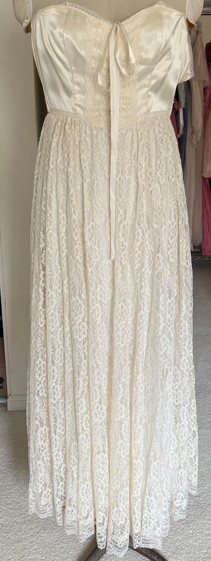 Vintage Gunne Sax White Lace Strapless Dress: Vintage Gunne Sax white lace strapless dress. Size 5.