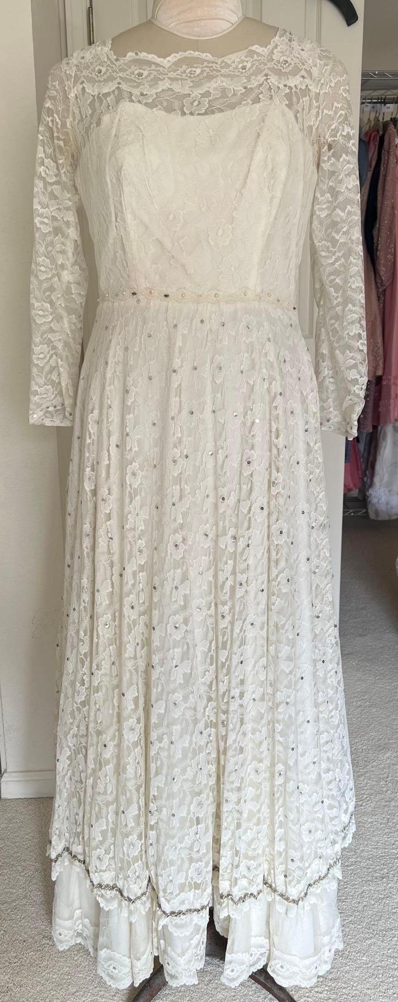 Vintage White Lace Wedding Gown (1 of 4)