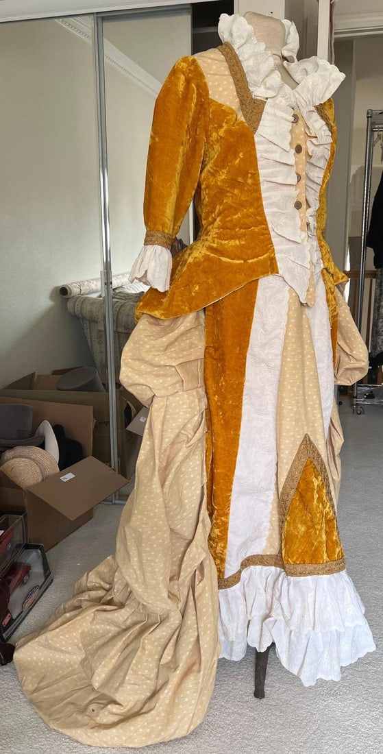 18Th Century Style Gold Costume Dress: 18th century style gold costume dress. Approximate size large-xl.