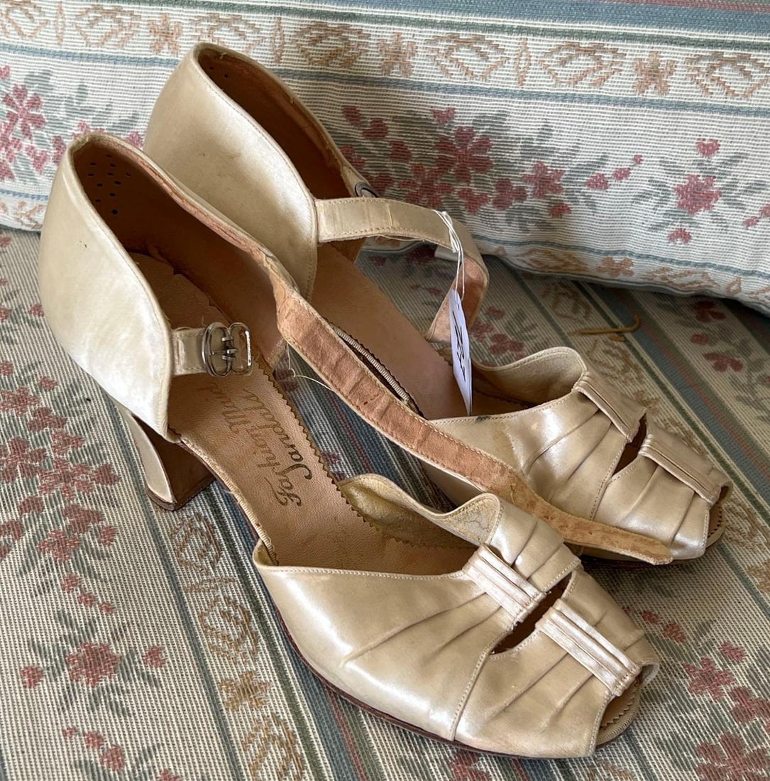 Vintage Circa 1940s Satin Peep Toe Shoes: Vintage circa 1940s Satin peep toe shoes. Approximate size 6.5