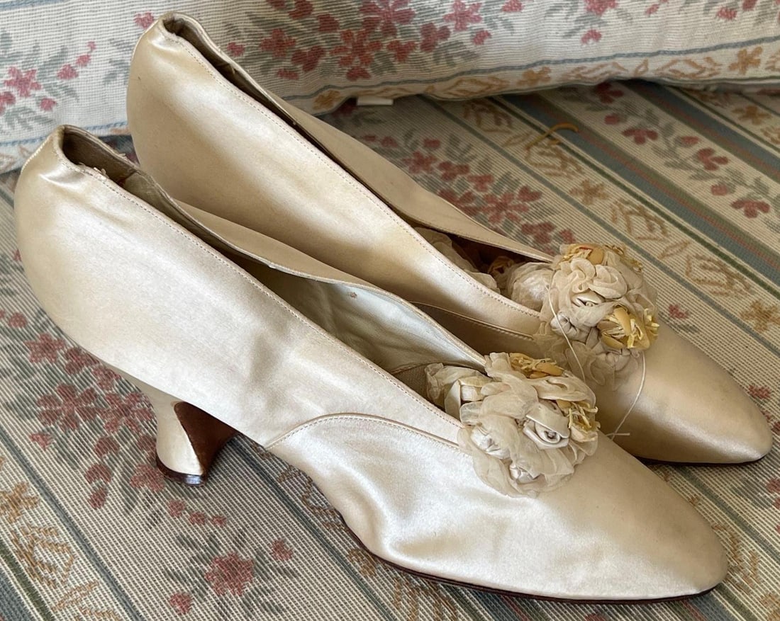 Antique Edwardian Era White Satin Shoes: Antique Edwardian era white satin shoes. Approximate size 6.5. Inner soles marked "Frank Brothers, New York."