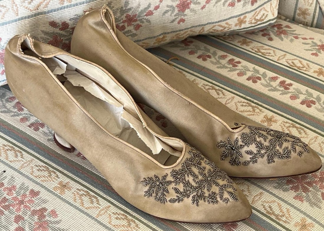Antique Edwardian Era Beaded Satin Shoes: Antique Edwardian era beaded satin shoes. Approximate size 6.5