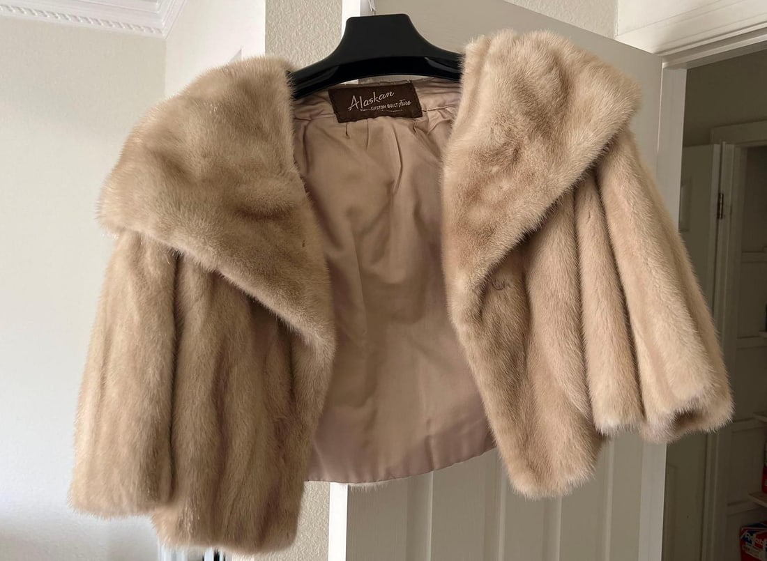 Vintage Blond Mink Fur Stole: Vintage blond mink fur stole.