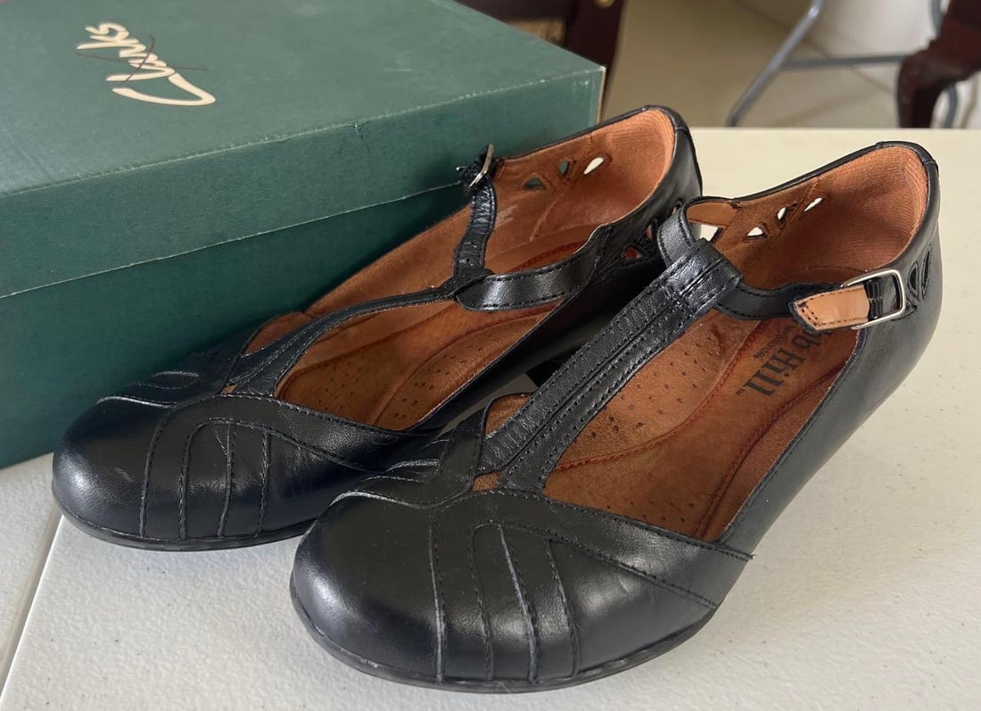 Rockport Black Leather T-Strap Shoes, Size 6 1/2: Rockport Black Leather T-Strap Shoes, size 6 1/2.