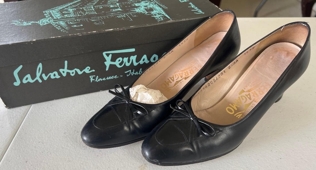 Vintage Salvatore Ferragamo Black Leather Pumps, Size 6 1/2 (1 of 4)