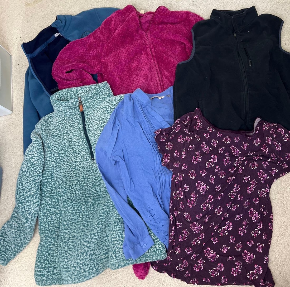 Lot Of Women's Clothing: Lot of women's clothing. Appropriate size L-XL