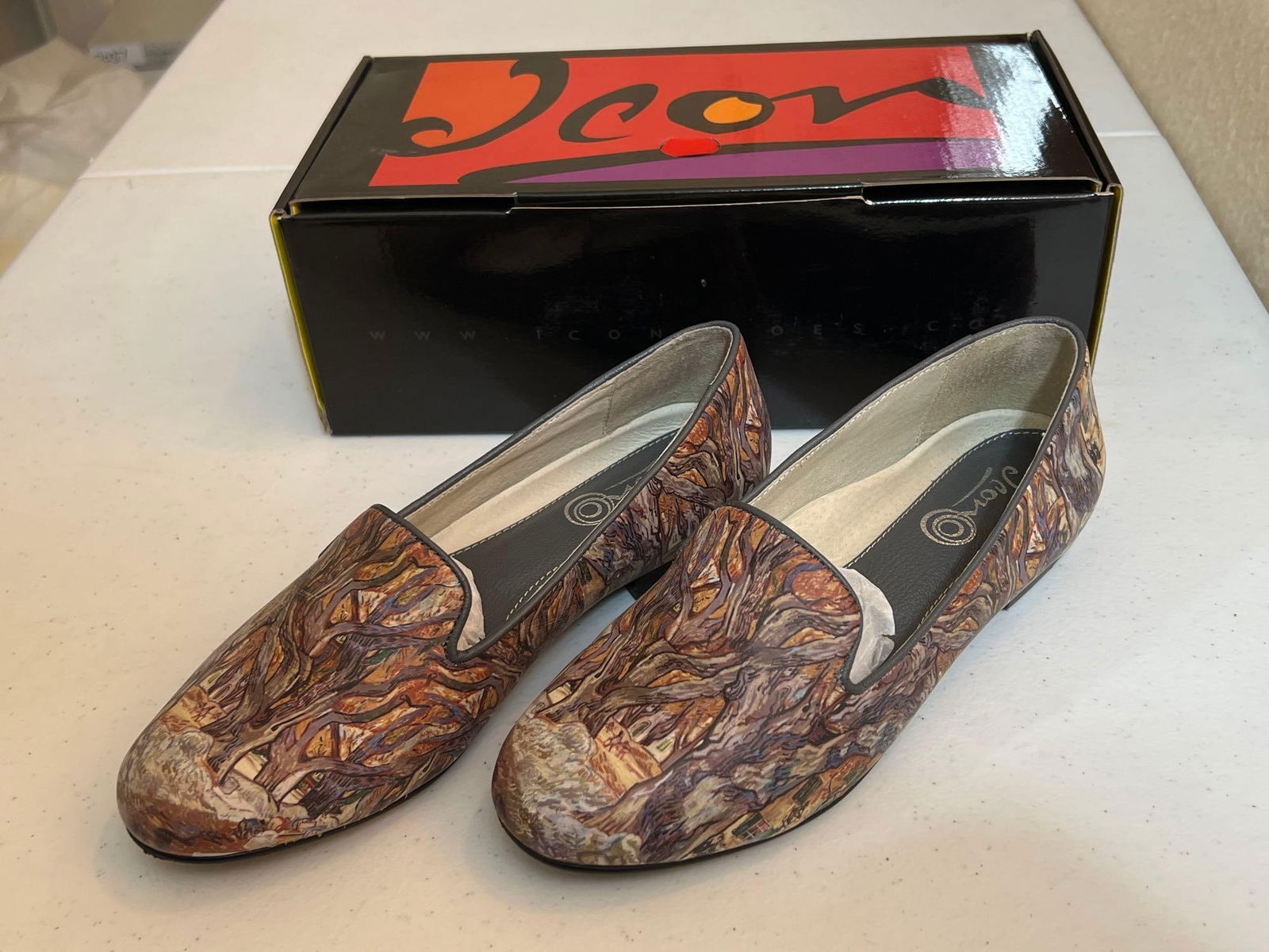 Icon Woman's Smoking Slipper With Tree Design, Size 6 1/2: Icon woman's smoking slipper with tree design, size 6 1/2.
