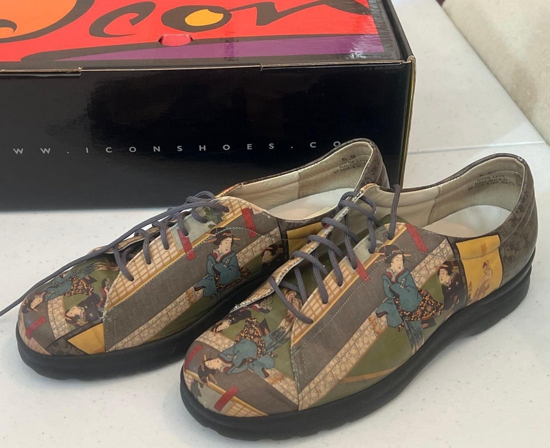 Women's Icon Lace Up Shoes With Japanese Design: Women's icon lace up shoes with Japanese design.