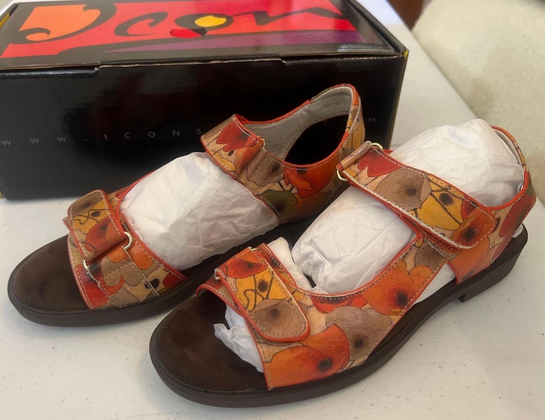 Women's Icon Sandals, New In Box, Size 6 1/2 (1 of 4)