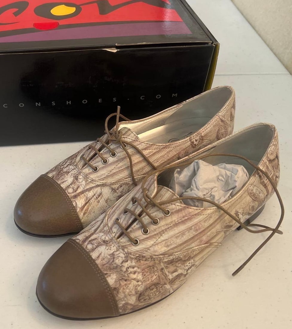 Women's Icon Oxford Loafers Size 7: Women's icon Oxford loafers size 7.