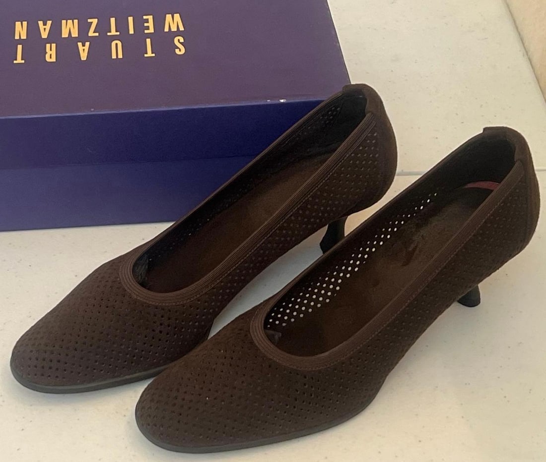 Pair Of Stuart Weitzman Brown Mesh Shoes Size 7: Pair of stuart Weitzman brown mesh shoes size 7.