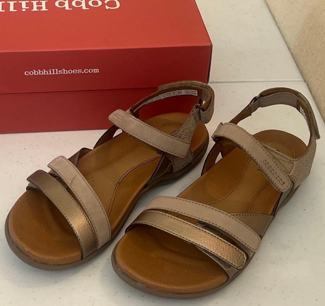 Women's Cobb Hill Sandal Size 7: Women's Cobb Hill sandal size 7.