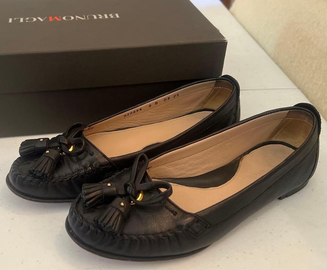 Women's Cole Haan Flats With Tassel Toe Size 6: Women's Cole Haan flats with tassel toe size 6.