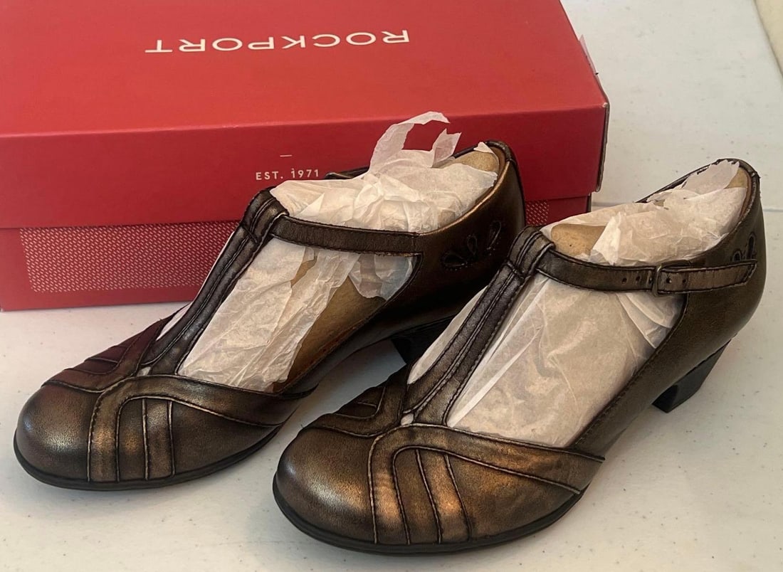 Women's Rockport Cobb Hill Collection, Mary Jane Style Shoe, Size 6 1/2: Women's Rockport Cobb Hill collection, Mary Jane style shoe, size 6 1/2. New in box.