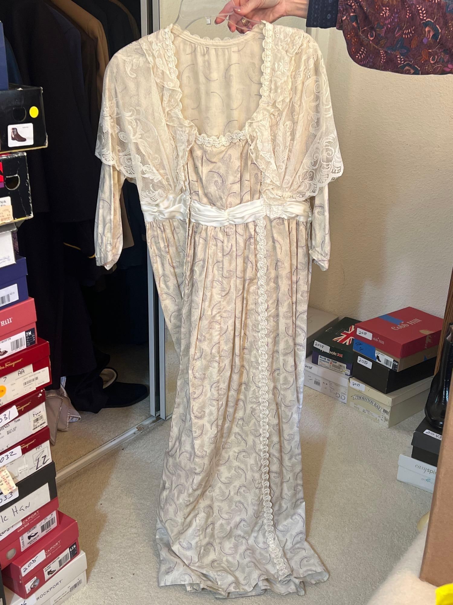 Women's Pioneer Costume Dress: Women's pioneer costume dress. Approximate size large.