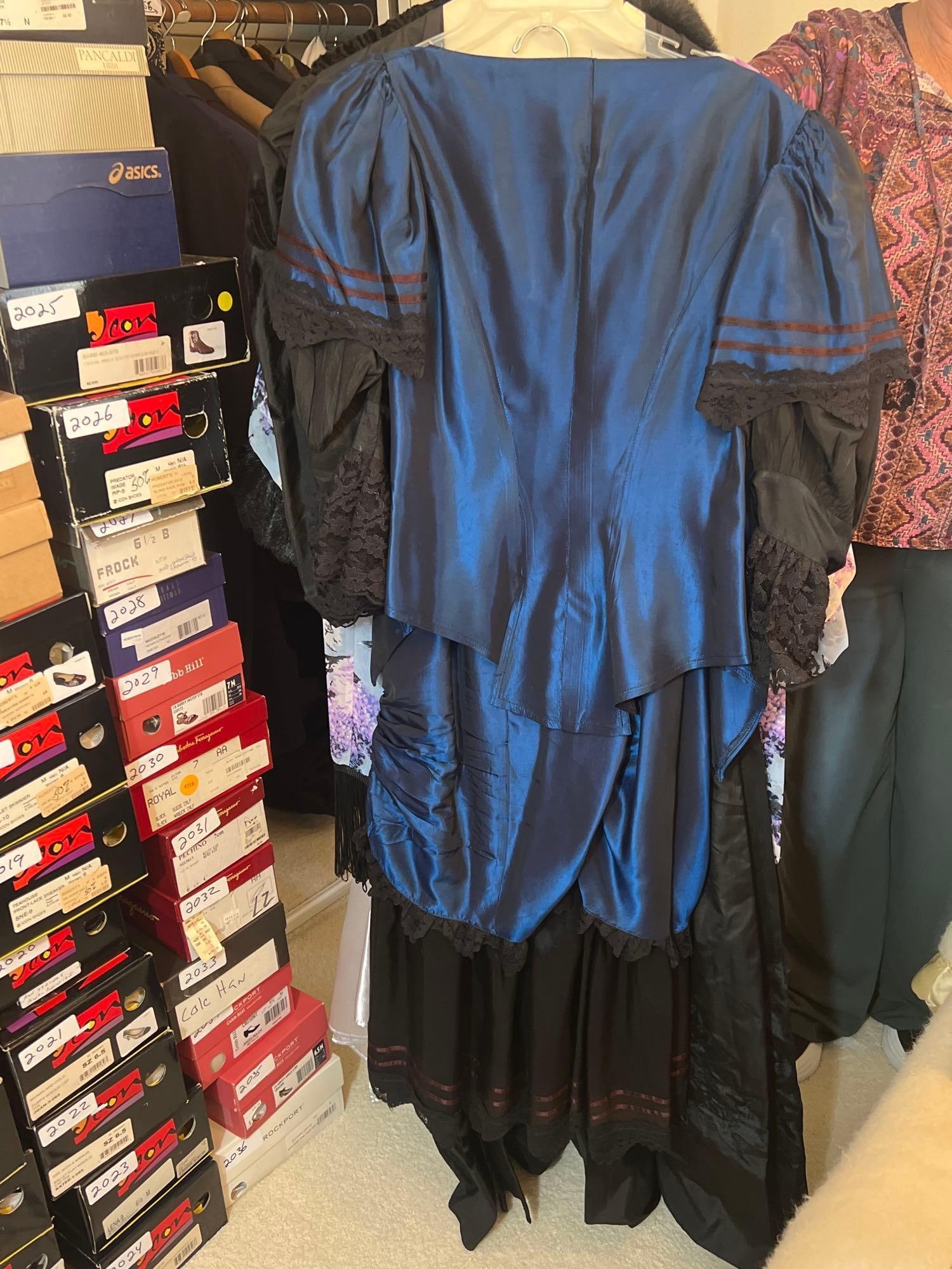 Women's Clothing And Costumes Including Faux Fur Coat: Women's clothing and costumes including faux fur coat. approximate sizes medium-large. Coat size medium.